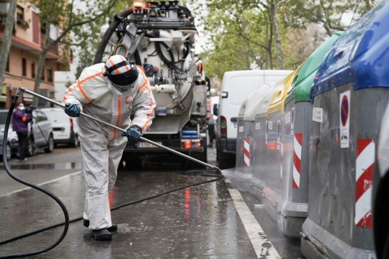 Desinfecció dels contenidors de residus per la covid-19
