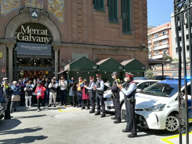 Els paradistes del Mercat de Galvany reben l’homenatge de la Guàrdia Urbana