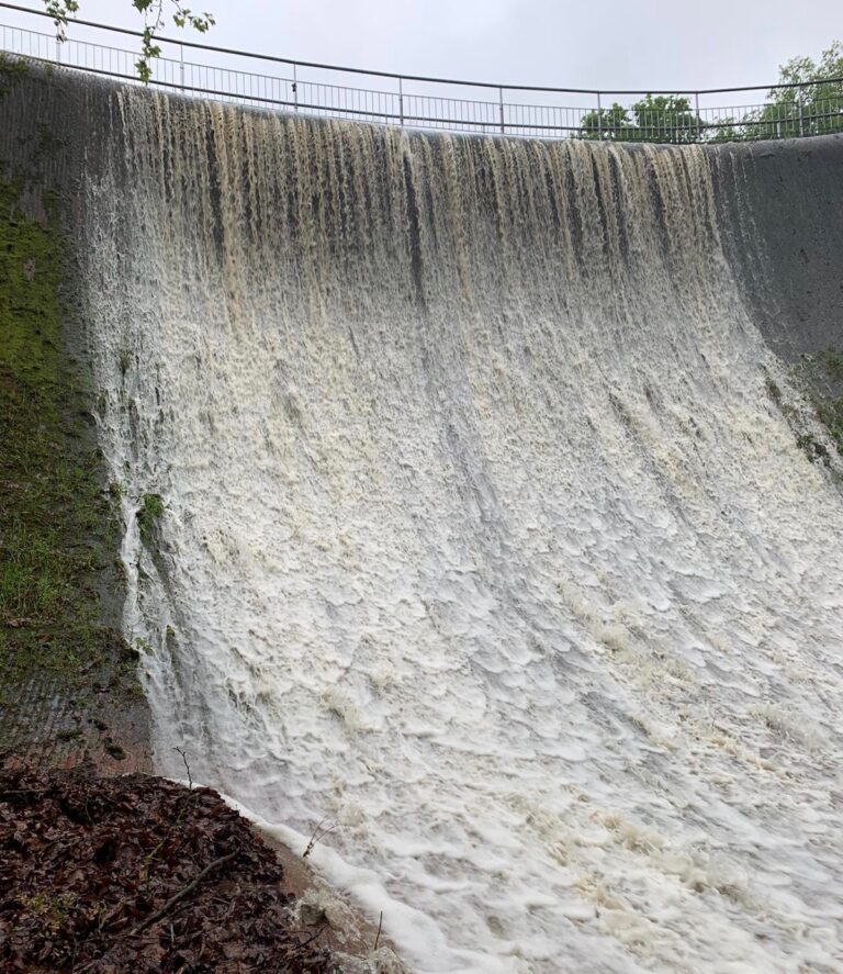 Les pluges deixen esllavissades i despreniments als barris de muntanya