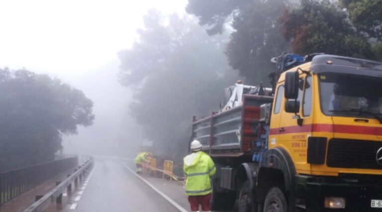 S’inicia d’emergència la construcció d’un mur de formigó a la carretera de Vallvidrera a les Planes