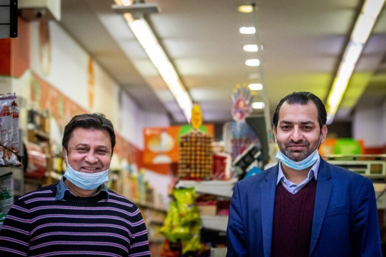 Comerciants pakistanesos entreguen aliments gratuïts a persones amb dificultats econòmiques