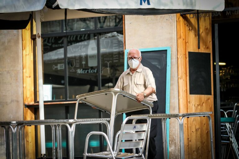 Tornen les terrasses de bars i restaurants amb el dubte de la presència de clients