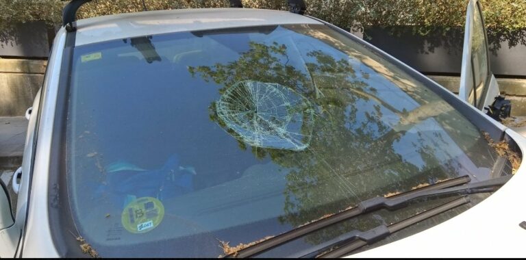 Veïns de Vallvidrera alerten d’atacs vandàlics contra cotxes aparcats al carrer dels Reis Catòlics