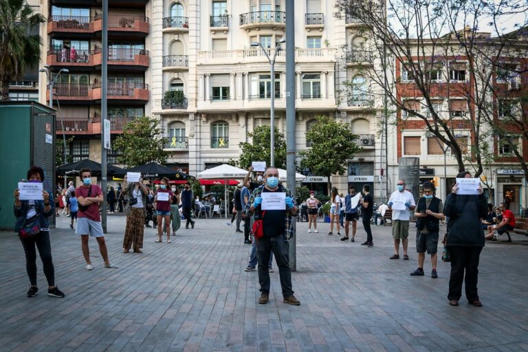 Desenes de persones omplen la plaça Bonanova al crit de “Sanitat pública de qualitat!”