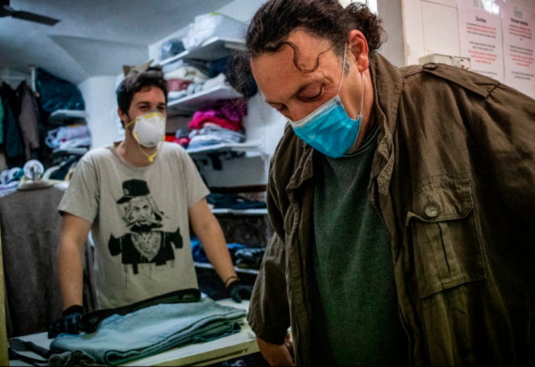 La covid-19 agreuja les situacions de precarietat