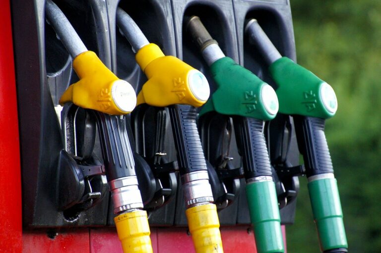 Barcelona blinda la via pública de la instal·lació de noves benzineres