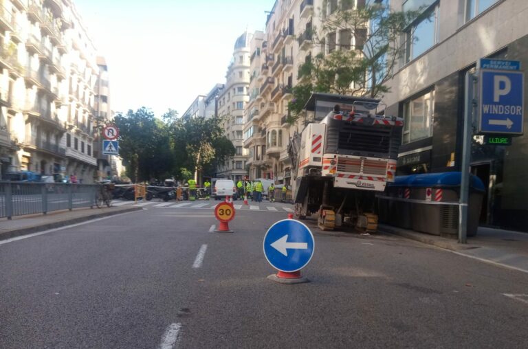 Comencen les obres del carril bici a la Via Augusta entre Diagonal i Riera de Cassoles