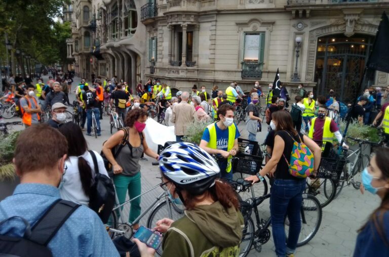 Centenars de persones reclamen al centre de Barcelona més espai per a ciclistes i vianants