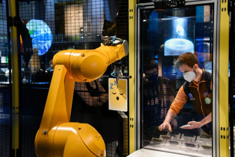 El CosmoCaixa reobre les portes al públic adaptant les seves habituals experiències tàctils