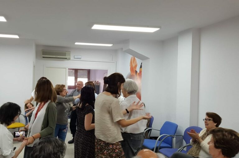Mantenir-se actiu socialment quan una malaltia neurodegenerativa entra a les nostres vides