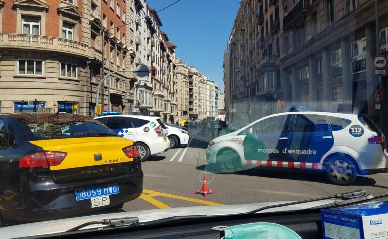 Ampli dispositiu d’emergències per un incendi sense ferits al carrer Balmes