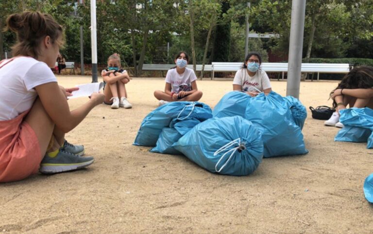 Un grup de nou joves recull 9 quilos de deixalles en una hora a Collserola