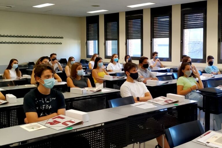 IQS torna a la docència 100% presencial amb alumnes de primer grau i màster