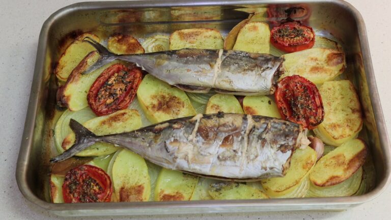 Cuina fàcil: bonítol amb ceba, patata i tomàquet