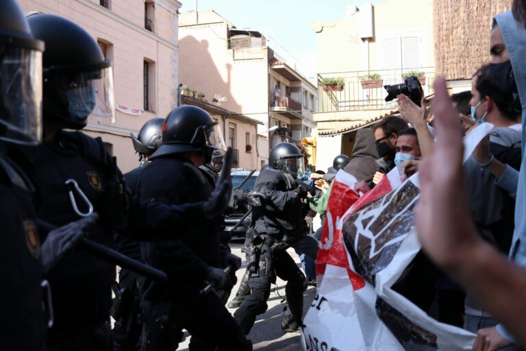 Desallotjada la Casa Buenos Aires amb un fort desplegament policial a Vallvidrera