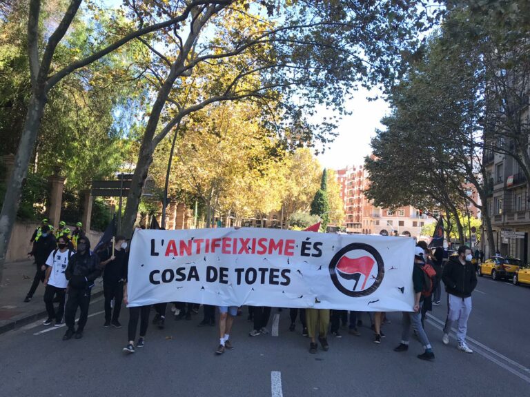 Els carrers de cassoles es tenyeixen d’antifeixisme