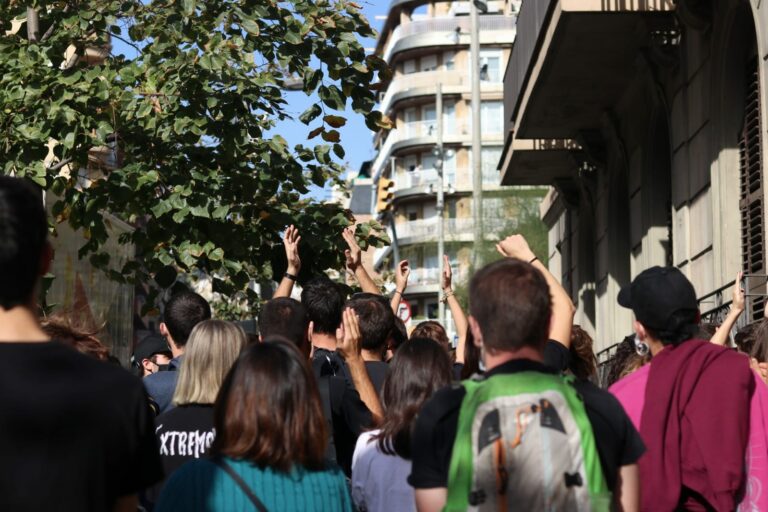 Aturat el desnonament de la Maria Dolors al carrer Balmes gràcies a la pressió veïnal