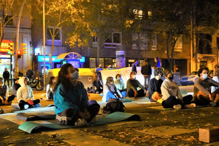 Veïnes fan ioga a la plaça de Vallvidrera després de quedar-se sense la Buenos Aires
