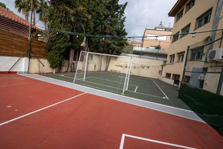 La diada de Sant Jordi més inclusiva a la Bonanova: infants de primària visiten la Fundació Esmen