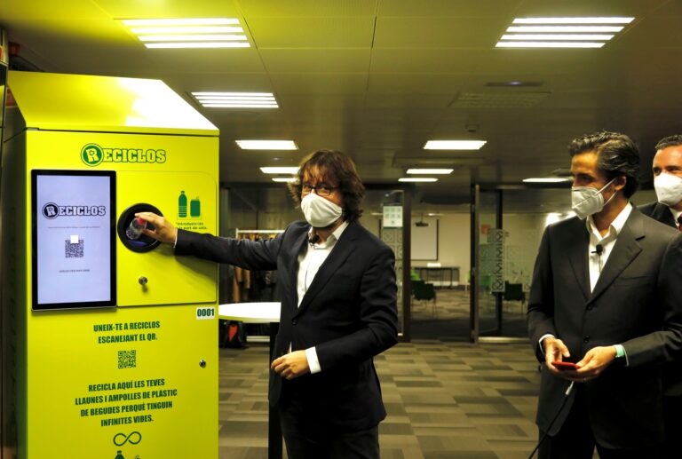 L’estació de FGC de Sarrià incorpora recompenses per reciclar