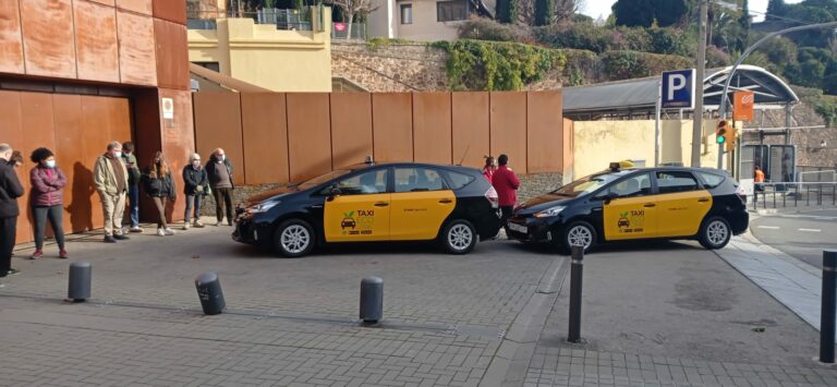 Cues per agafar un taxi després de l’avaria del funicular de Vallvidrera
