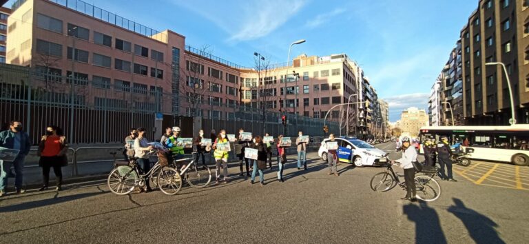 Famílies del Menéndez y Pelayo se sumen a la revolta escolar i tallen la Via Augusta