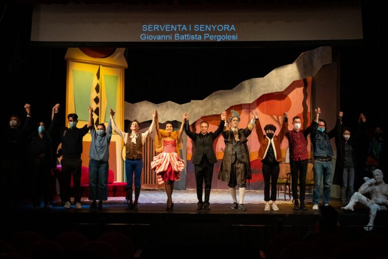 ‘La serva padrona’, l’òpera vista davant i darrere de l’escenari
