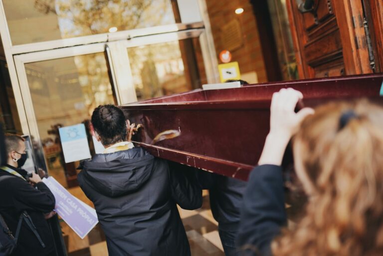 Construïm La Sarrianenca acusa el Govern d’estar “assassinant la cultura veïnal”