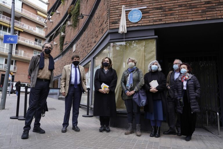 Barcelona homenatja a Gil de Biedma amb una placa al carrer Pérez Cabrero 6, davant la casa on va viure
