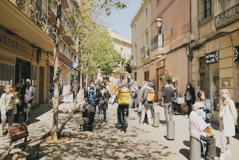 Districte inicia una prova pilot amb talls al trànsit a Major de Sarrià i Avió Plus Ultra en entorns escolars