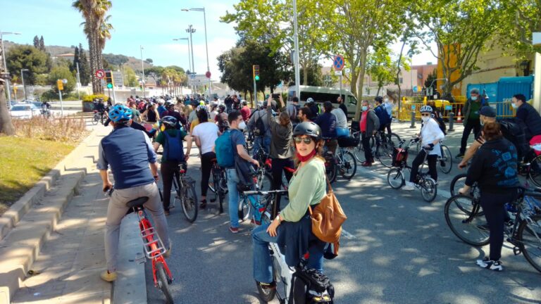 La bicicletada pels Túnels de Vallvidrera es trasllada a la muntanya: “És la via que reivindiquem evitar” La bicicletada pels Túnels de Vallvidrera es trasllada a la muntanya: “És la via que reivindiquem evitar”
