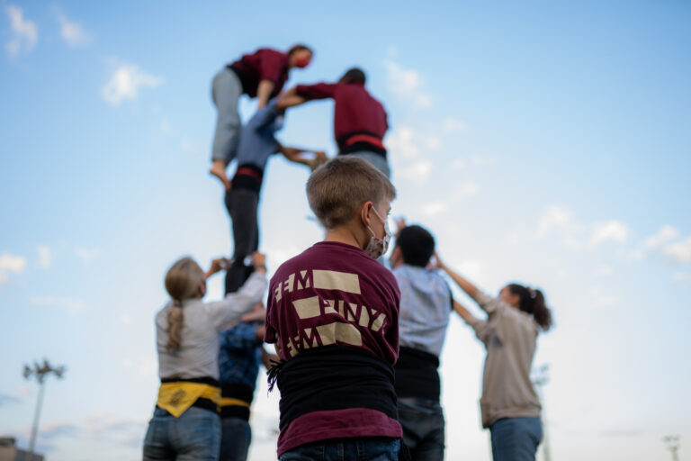 Els Castellers de Sarrià es tornen a posar la faixa