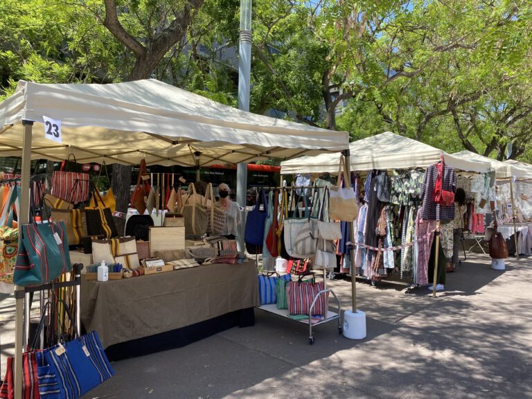 Sarrià reviu el comerç local en un dissabte primaveral amb aires d’estiu