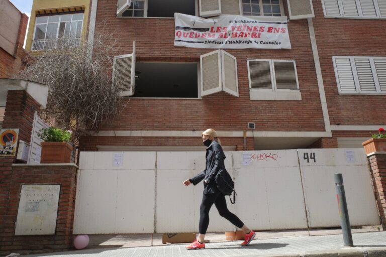 El Sindicat d’Habitatge de Cassoles ocupa una casa de la Sareb que portava cinc anys buida