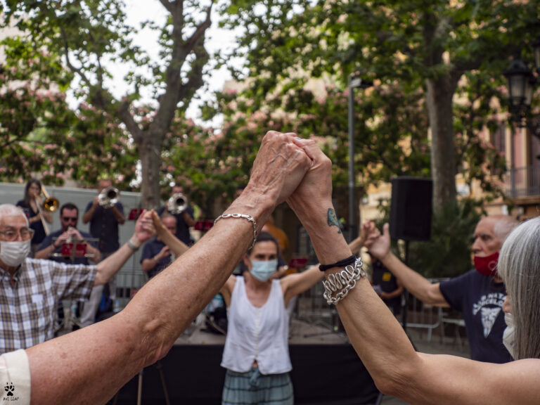 FOTOGALERIA I Dia Universal de la Sardana a la plaça de Sarrià