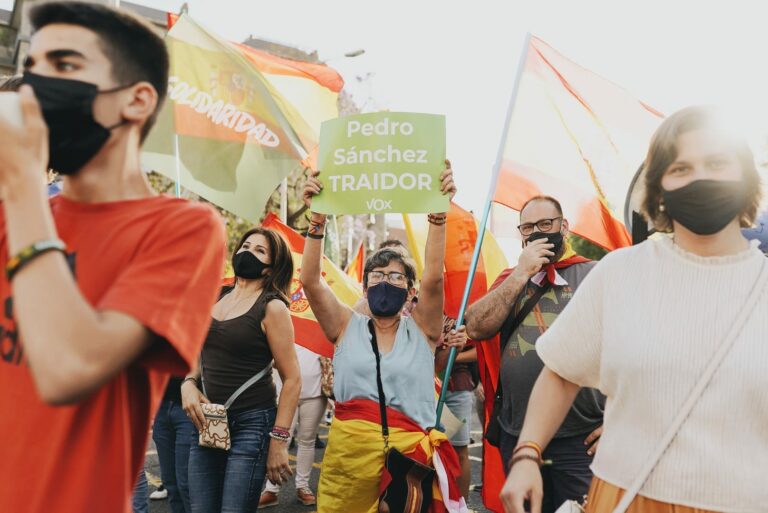 L’espanyolisme torna a ubicar a la plaça d’Artós el seu odi contra l’independentisme