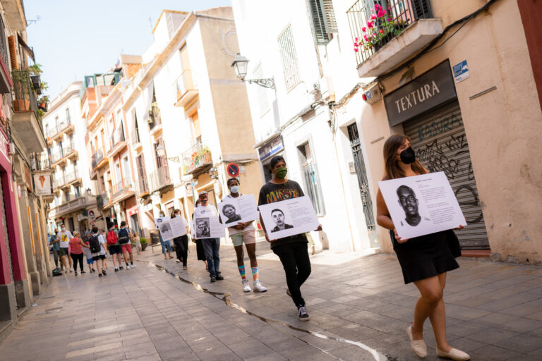 Prop de 30 persones marxen en una significativa ruta contra el racisme a Sarrià