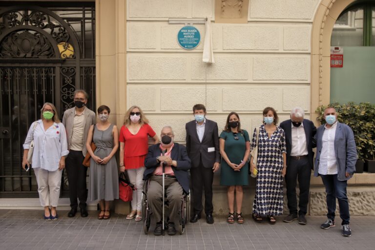Barcelona homenatja Ana María Matute amb una placa al carrer Plató, on va viure
