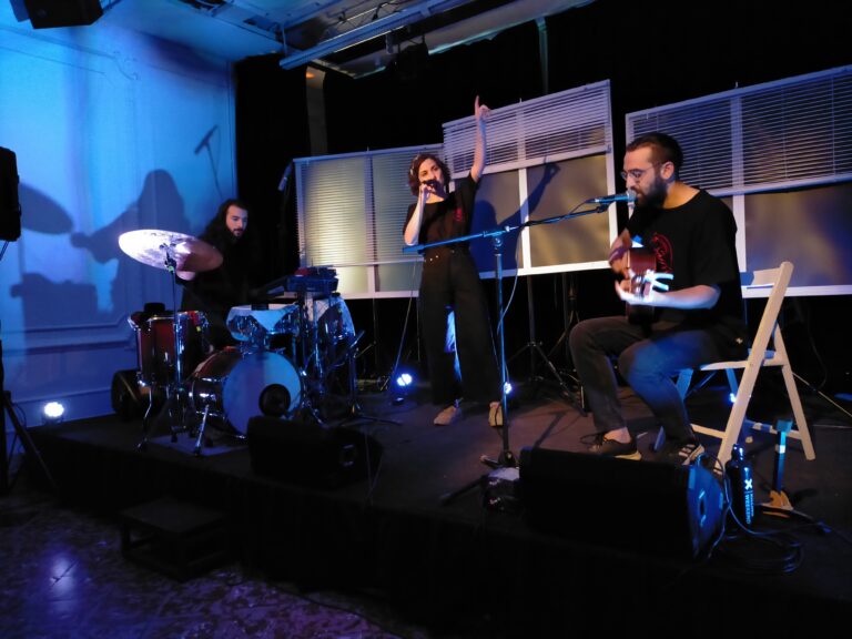 La música i la poesia de Jo Jet i Maria Ribot fascinen Casa Orlandai
