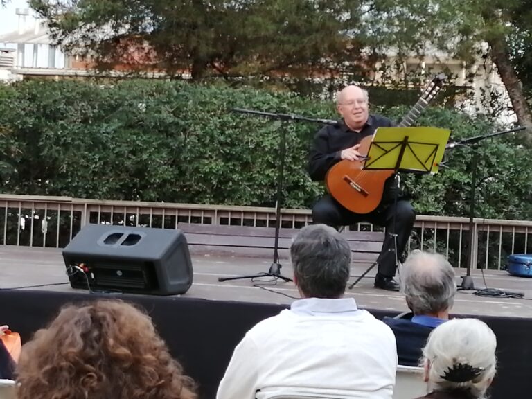 Mario Cuéllar torna a pujar a l’escenari per celebrar els 25 anys de l’AV del Putxet