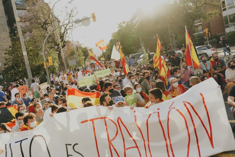 La manifestació contra els indults a Sarrià acaba amb proclames xenòfobes