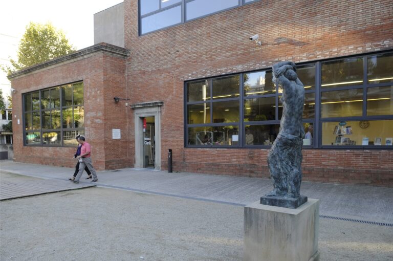 Es prohibeix l’entrada de gossos als jardins de la Biblioteca Clarà