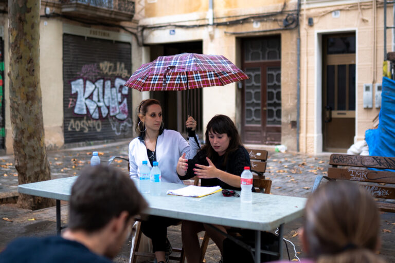 Laia Jubany i Laure Vega presenten ‘Història de l’Esquerra Independentista’ a la plaça Sant Vicenç