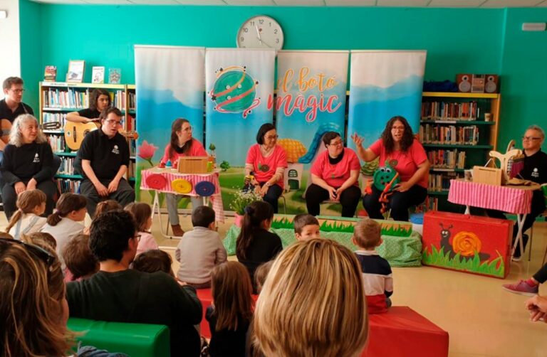 Persones amb discapacitat intel·lectual publiquen un llibre sobre les cançons que fa 5 anys que representen pel país