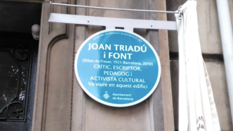 Barcelona homenatja Joan Triadú amb la descoberta d’una placa a l’avinguda Riera de Cassoles