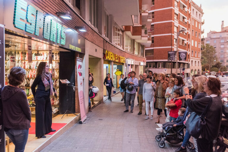 Barnavasi porta deu cantants d’òpera a les portes dels comerços