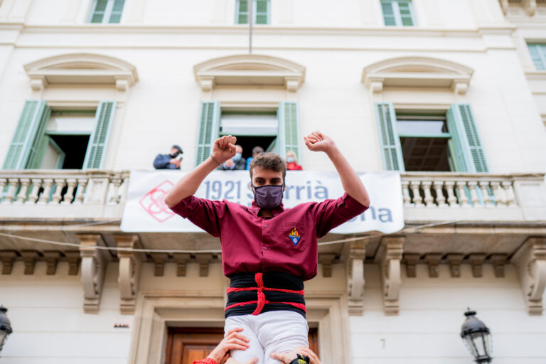 El “fem pinya, fem vila” torna a lluir a Sarrià en el 5è aniversari de la refundació dels Castellers