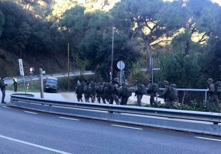 Continuen les maniobres militars a Collserola malgrat la forta oposició social