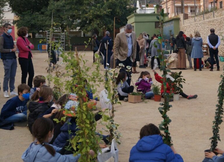 El Sant Ignasi més verd fa la segona plantada d’arbres a l’escola