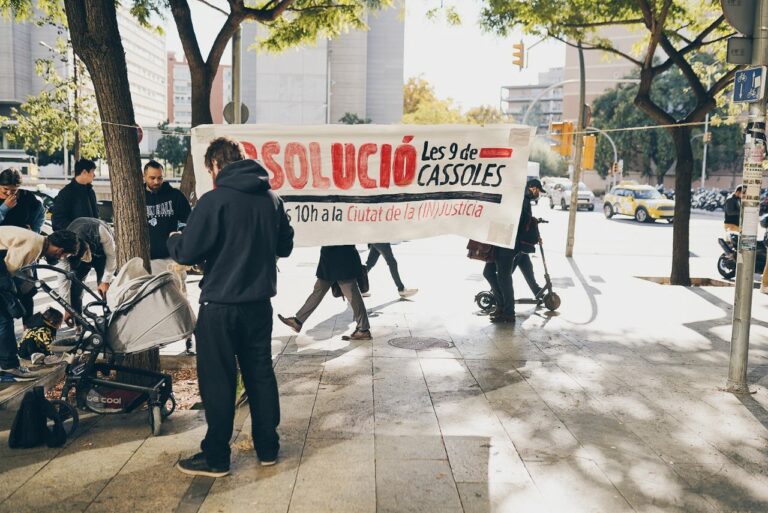 Amenaçades a 8 anys de presó per intentar aturar un desnonament al Putxet: “Ho tornaríem a fer”